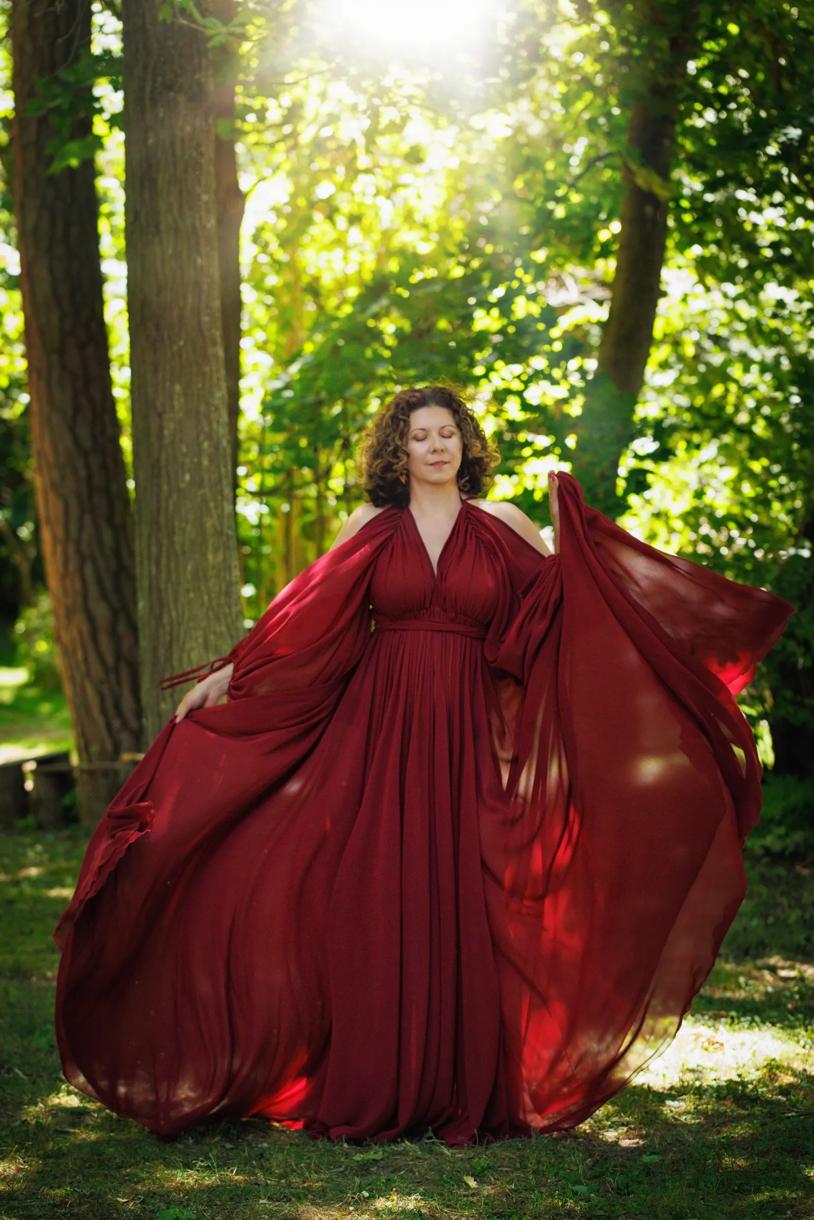 Kamila im roten Kleid im Wald