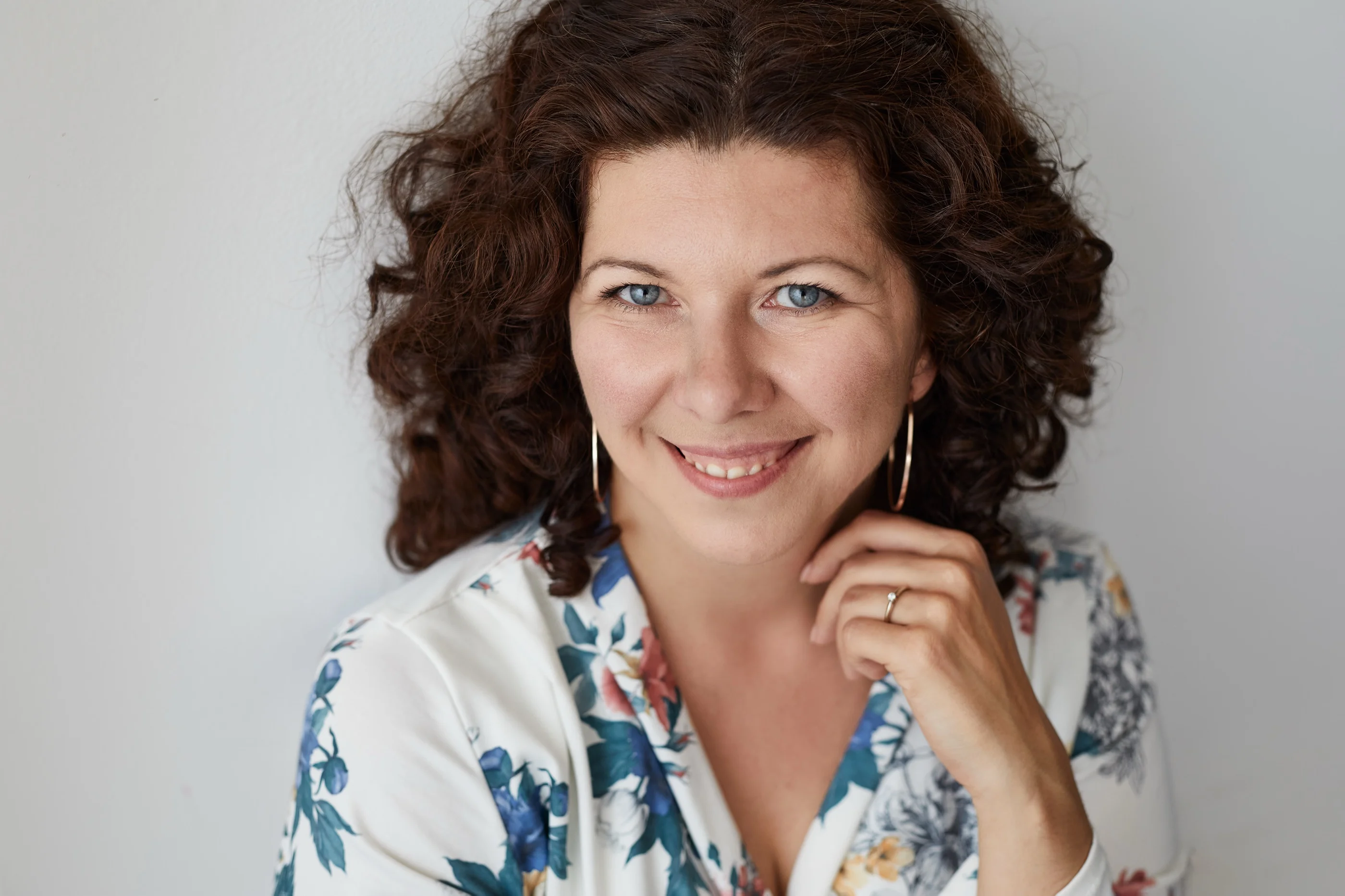 Kamila Burkhard, Portrait in Blumenbluse